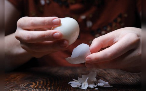 Luộc trứng cho muối hay giấm vào nước: Mẹo nào giúp róc vỏ, lòng đỏ không bị thâm?