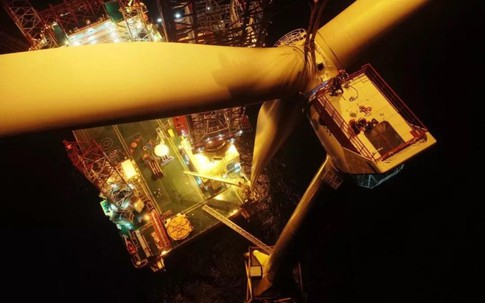 Chiêm ngưỡng "tàu quái vật sức nâng 2.000 tấn" lắp đặt tuabin gió lớn nhất hành tinh