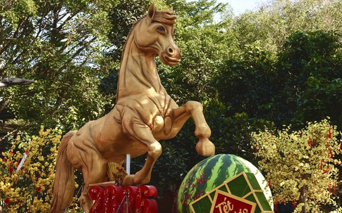 Nghệ nhân từng lập kỷ lục Việt Nam với 'rồng lu' tiếp tục ra mắt linh vật ngựa