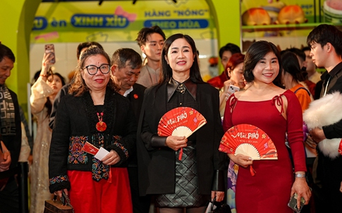 NSND Thu Hà 'Lá ngọc cành vàng' và dàn sao Việt nô nức đi xem phim Tết của Xuân Hinh