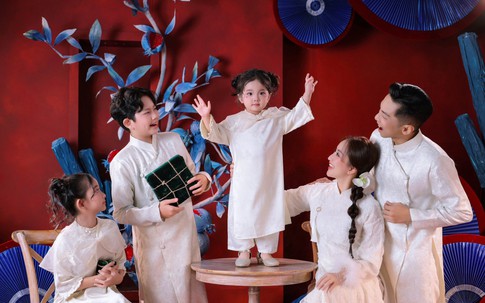 3 con nhà Khánh Thi - Phan Hiển chụp ảnh đón Tết cùng bố mẹ siêu đáng yêu
