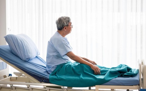 Phát hiện vợ ngoại tình khi đang hấp hối, doanh nhân âm thầm sửa di chúc khiến vợ chết lặng