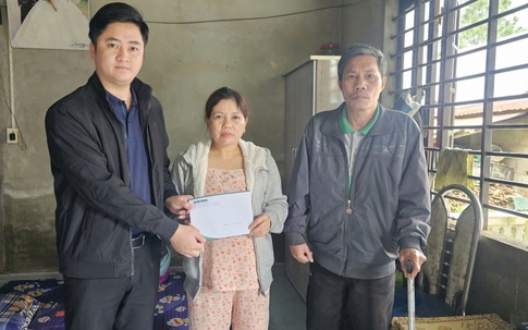 Hơn 15 triệu đồng đến với hoàn cảnh người phụ nữ cùng lúc chăm chồng bại liệt, con bệnh nặng ở Huế