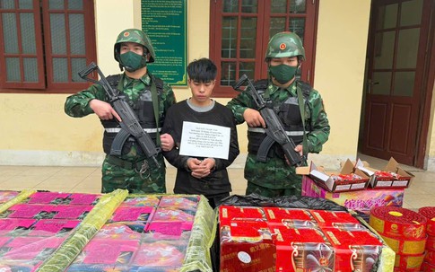 Lào Cai: Cõng hàng trăm kg pháo lậu qua sông về Việt Nam, thanh niên 20 tuổi bị tóm gọn