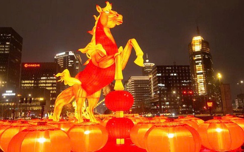 Năm Ngựa Lửa 2026: Không khí Tết rực đỏ và làn sóng di chuyển kỷ lục