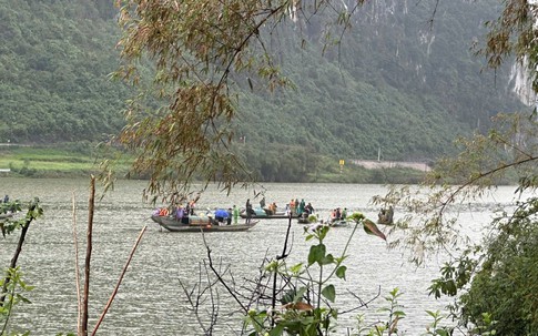 Quảng Trị: Lật thuyền trên sông Gianh, 2 người tử vong, 2 người mất tích