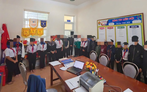 Hàng chục học sinh ở Quảng Trị ra đường nhảy múa để quay video đăng lên mạng