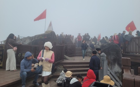 Đỉnh Fansipan ken đặc du khách ngày Mùng 4 Tết Nguyên đán