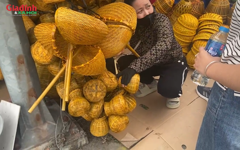 Độc lạ vật phẩm ‘mua may bán rủi’ ở chợ Viềng Phủ Dầy Xuân 2026