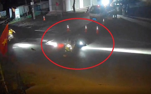 Bắt nam thanh niên mang 6 quả pháo tự chế, tông xe máy điện vào CSGT để bỏ chạy