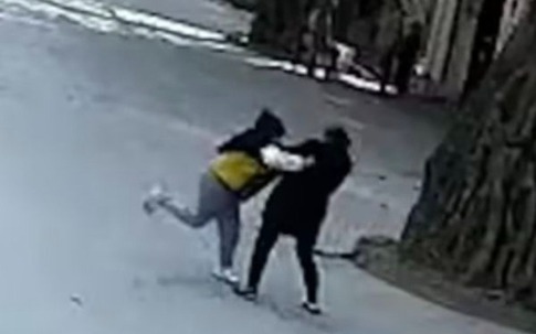 Bé trai đánh mẹ giữa đường vì chiếc điện thoại: Bi kịch lớn nhất của cha mẹ là nuôi dạy nên một đứa trẻ vô ơn