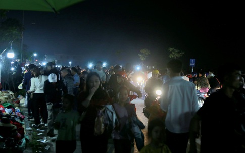 Càng về đêm phiên chợ 'bán rủi' ở Ninh Bình ngày một đông