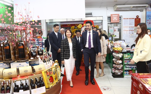Bộ trưởng Bộ Thương mại Quốc tế Canada thăm siêu thị BRGMart Phạm Ngọc Thạch