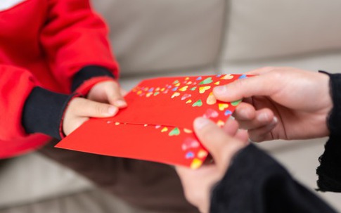 Xôn xao vụ bé trai kiên quyết không nộp tiền lì xì: Cha mẹ có quyền 'tịch thu' hay chỉ là người giữ hộ?