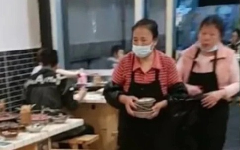 Mẹ đi rửa bát thuê dù con là đại gia: Bài học sâu sắc về hạnh phúc