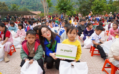 Dược phẩm STARMED đồng hành cùng Báo Sức khỏe và Đời sống mang yêu thương đến với trẻ em vùng cao Nghệ An