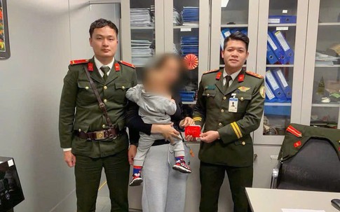 Nữ hành khách thất lạc nhiều nhẫn vàng tại sân bay xúc động nhận lại tài sản