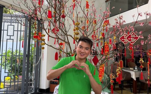 Cành đào chuông Yên Tử lạ mắt 'vượt ngàn trùng' đến tay Đàm Vĩnh Hưng