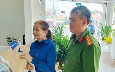 Cụ bà ‘hốt hoảng’ khi nhận 2 tỷ đồng từ tài khoản lạ