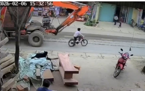 Video bé trai bị thương nặng dưới bánh xe máy chuyên dùng