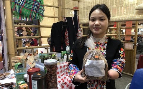 Chợ hoa Xuân Phố cổ 2026: Sinh viên dân tộc Dao tranh thủ bán nông sản Tết, 'theo đuổi' giấc mơ giảng đường