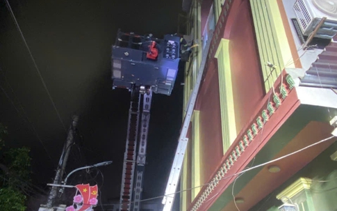 Hà Nội: Giải cứu 15 người trong vụ hỏa hoạn tại quán cà phê ca nhạc ở Đông Anh