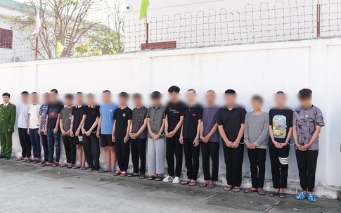 Tạm giữ 9 thanh thiếu niên mang hung khí, lạng lách gây náo loạn đường phố 