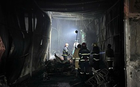 Hà Nội: Kịp thời khống chế 'biển lửa' tại cơ sở phế liệu phường Bồ Đề 