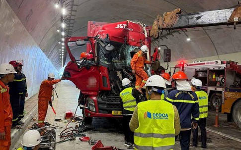 Tai nạn giao thông ở hầm Đèo Bụt, 2 người bị thương mắc kẹt trong cabin