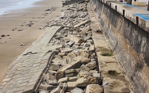 Những ‘hố tử thần’ và bê tông vỡ nát nằm ngổn ngang tại biển Hải Tiến