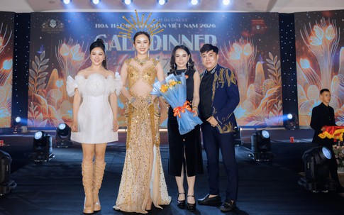 Hai thiết kế dạ hội và áo dài được đấu giá thành công tại Gala 'Hành trình tỏa sáng'