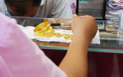 Tin lời 'người quen tốt bụng', mẹ già rút sạch tiền tiết kiệm, suýt bán cả nhà