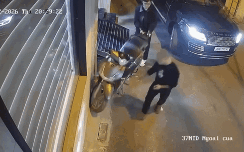 Hà Nội: Tài xế xe sang Range Rover thản nhiên chọc thủng lốp xe máy đang đỗ bên đường