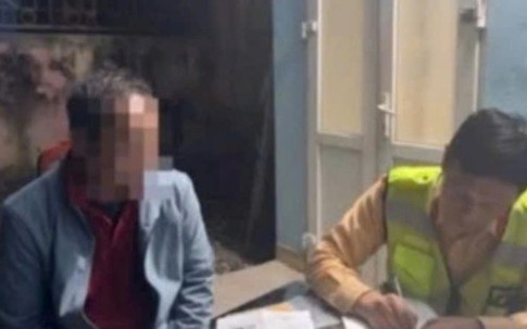 Đã chạy vào làn ngược chiều trên cao tốc, xe khách còn chèn ép xe đi đúng chiều