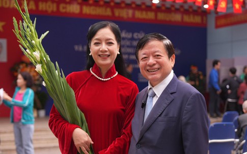 Vợ chồng NSƯT Chiều Xuân gây chú ý