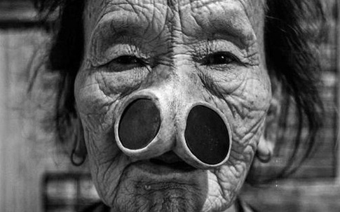 Vùng đất kỳ lạ nơi phụ nữ mê mẩm "làm đẹp" với hai chiếc lỗ kinh dị trên mũi