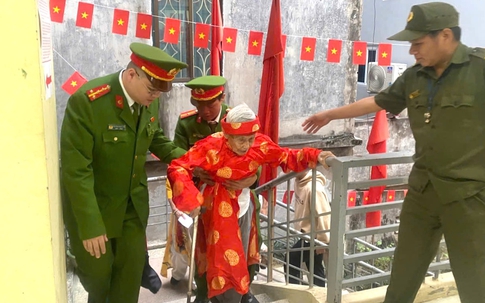 'Ngày hội non sông' tại Hà Nội: Ấm áp những 'điểm tựa' giúp cử tri trọn vẹn quyền công dân