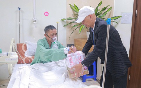 Hà Nội: Những lá phiếu đặc biệt nơi giường bệnh tại Bệnh viện E