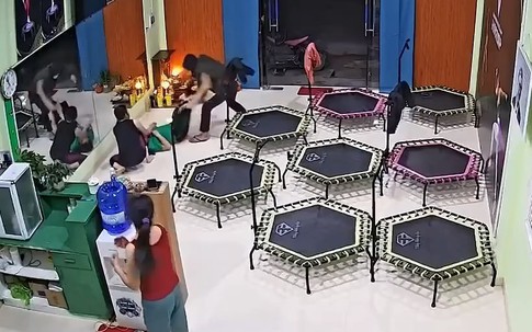 Clip táo tợn xông vào phòng tập thể dục cướp dây chuyền