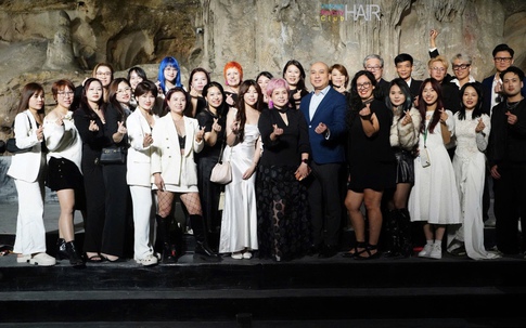 Hồng Lan đăng quang Hoa hậu Nhân ái, xúc động cảm ơn người chồng đã sát cánh suốt cuộc thi