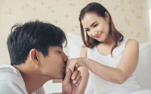 Xấu hổ vì người chồng 30 tuổi bị cảnh sát bắt quả tang ngoại tình với phụ nữ 50 tuổi tại khách sạn