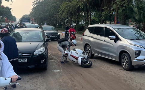 Hà Nội: 'Bẫy' bùn đất bủa vây đường phố, hàng chục người đi xe máy gặp tai nạn trong giờ cao điểm