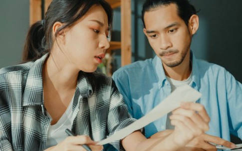 Chồng âm thầm chuyển tiền đến tài khoản lạ suốt nhiều năm: Sự thật phía sau khiến vợ bật khóc