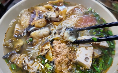 Bát bún riêu 80.000 đồng ở chợ Đồng Xuân 'gây bão'