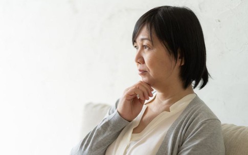 Nhìn ảnh con gái rạng rỡ bên mẹ chồng trên bãi biển, mẹ ruột quyết định không hy sinh thêm lần nào nữa