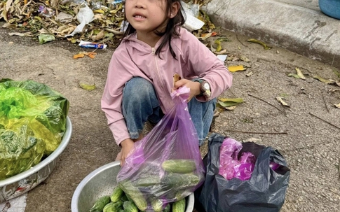 Bé gái mồ côi cha ngồi bán rau ở đường khiến nhiều người xúc động: Diễn biến không ngờ sau đó