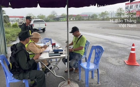 Một lái xe khách “ăn phạt”, bị trừ điểm giấy phép lái xe vì không nhường đường