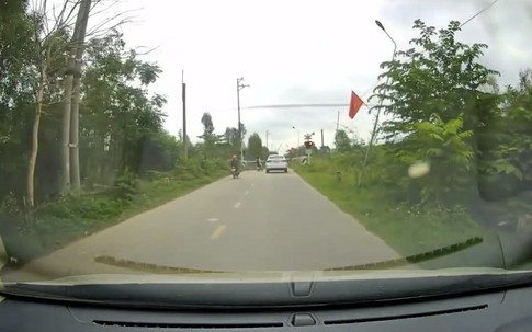 Hai nữ sinh liều lĩnh vượt gác chắn khi tàu đang đến gần