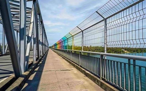 Lắp lưới an toàn, ngăn người nhảy cầu Bến Thủy