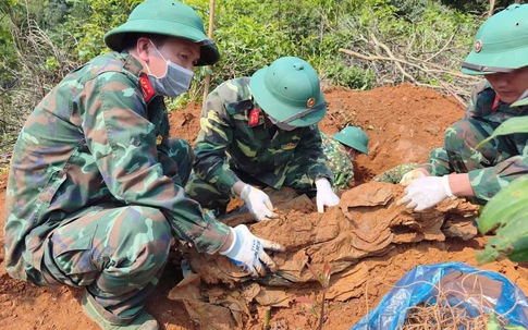 Hài cốt liệt sỹ được phát hiện cùng tăng võng, dây thông tin và nhiều mảnh đạn